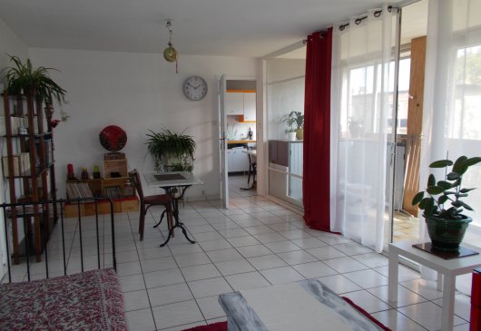 Appart calme au pied du métro D