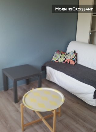 Studio  lumineux et calme, centre 