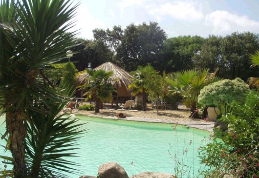 Maison coloniale dans parc Exotique