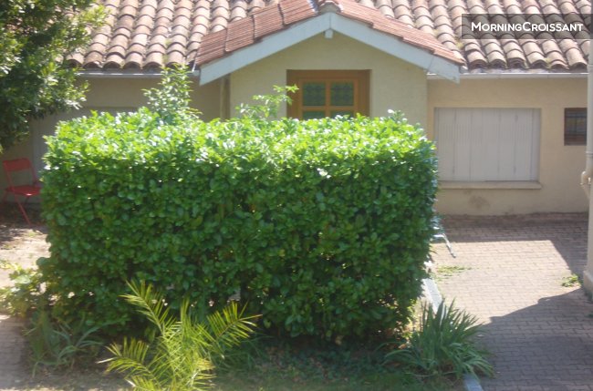 Maison meublée dans jardin