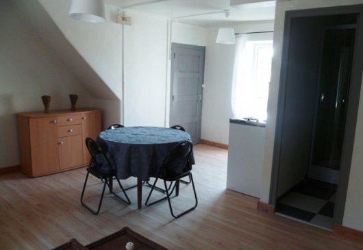 LONS LE SAUNIER, Joli studio calme