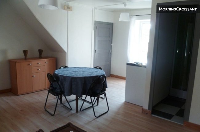 LONS LE SAUNIER, Joli studio calme