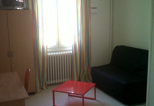 Studette a louer au mois