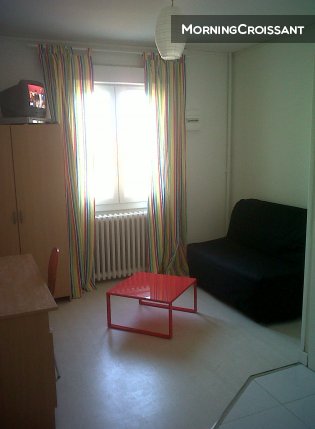 Studette a louer au mois