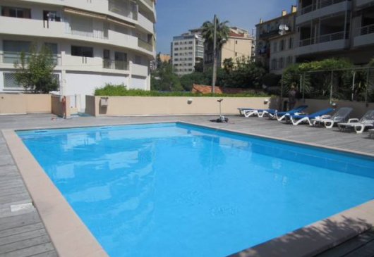 Studio avec piscine, en bord de mer