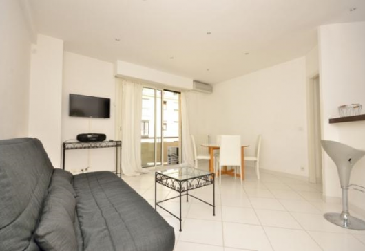 2 pièces rénové proche Martinez 