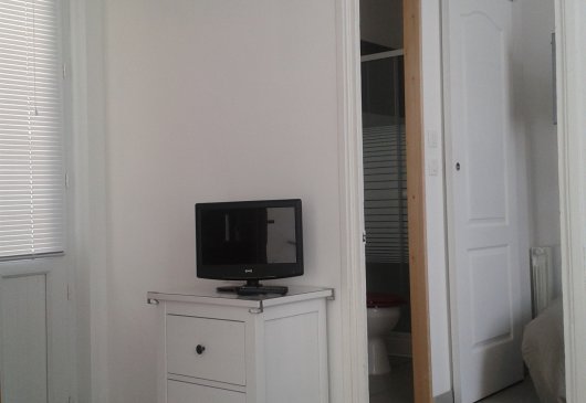 F2 meublé, 350m plage piscine.