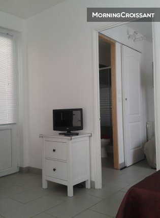 F2 meublé, 350m plage piscine.