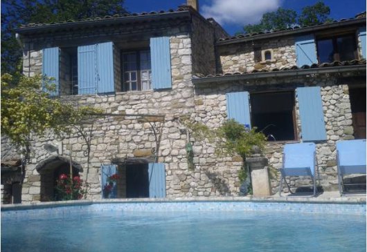 Belle maison meublée en pierre