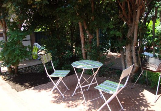 Chartreuse avec salon de jardin