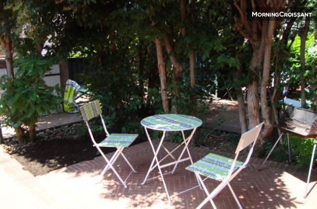 Chartreuse avec salon de jardin