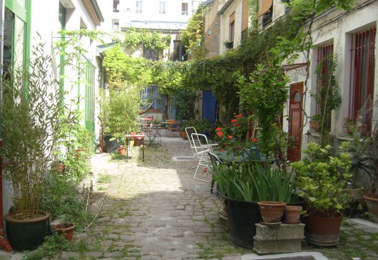 Rare studio caché dans une cour.