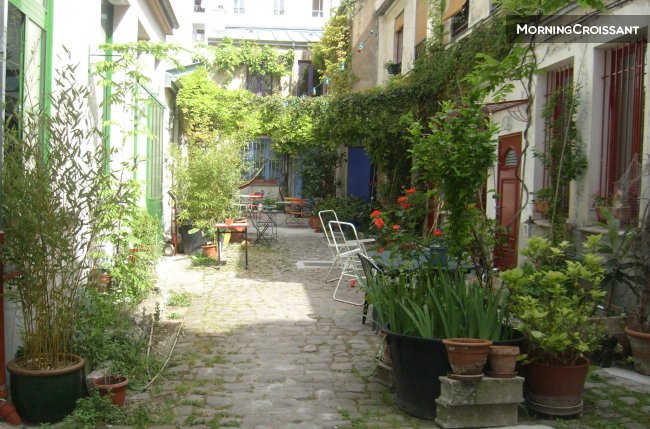 Rare studio caché dans une cour.