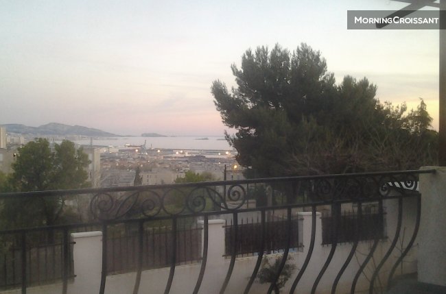 TRES BEAU STUDIO NEUF AVEC VUE MER