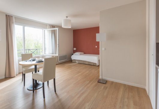 Apt sublime au bord de la forêt !