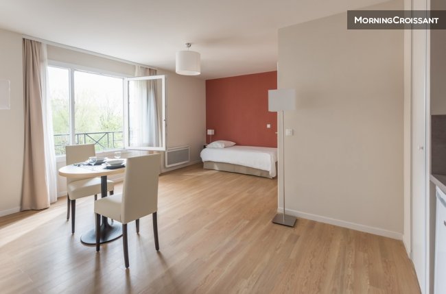 Apt sublime au bord de la forêt !