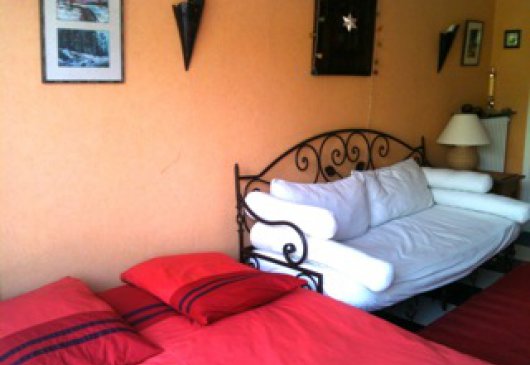 Belle chambre et pièce à vivre