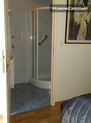 Chambre tout confort dans maison